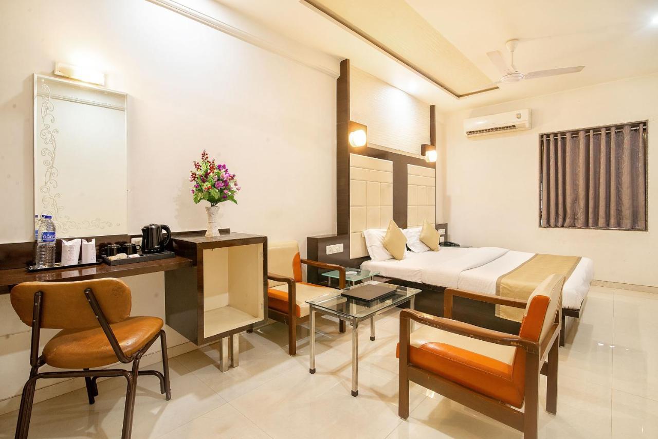 Hotel Satkar Surat Luaran gambar