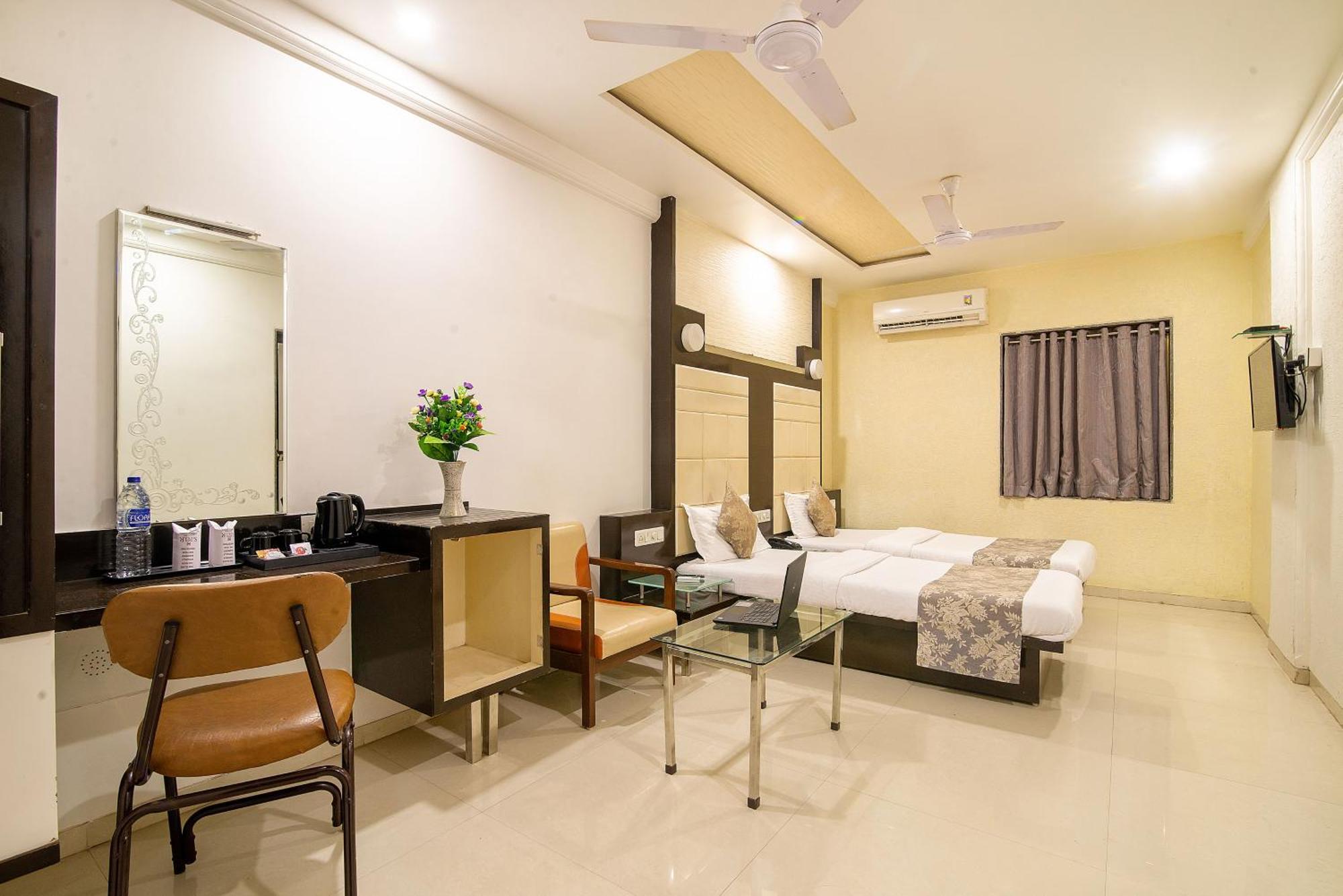 Hotel Satkar Surat Luaran gambar